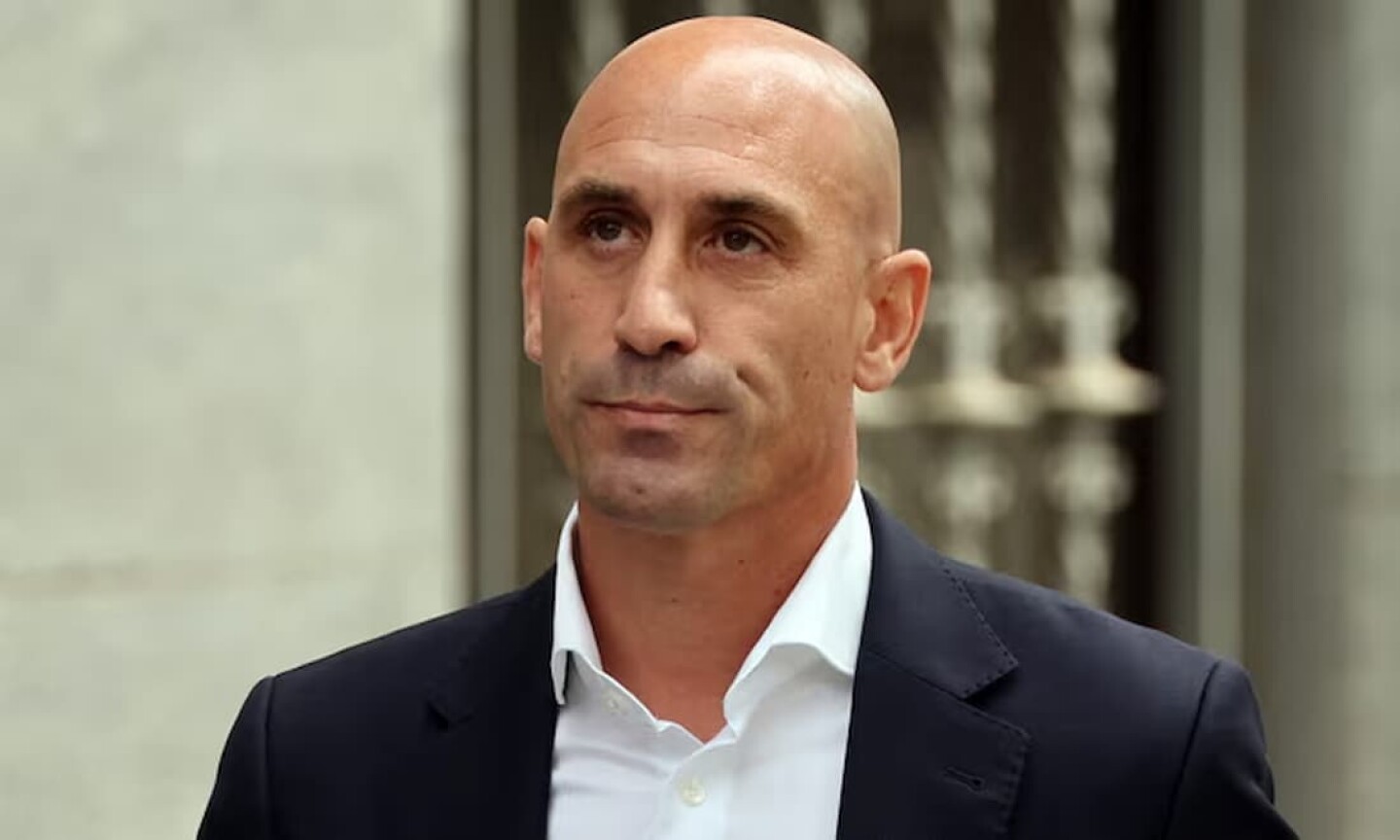Tribunal español impone orden de alejamiento a Luis Rubiales tras acusaciones de beso