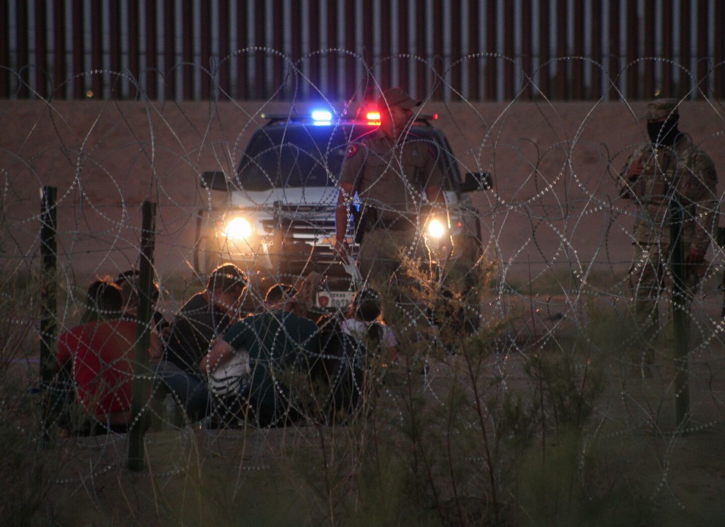 Migrantes se entregan a las autoridades migratorias en Estados Unidos antes de que concluya el Título 48 y entre en vigor el Título 8, con la esperanza de poder solicitar asilo político en aquella nación.