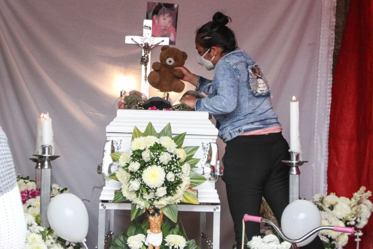 Luego del rescate y entrega de los restos de la menor, María Mendoza, familiares realizan funeral.