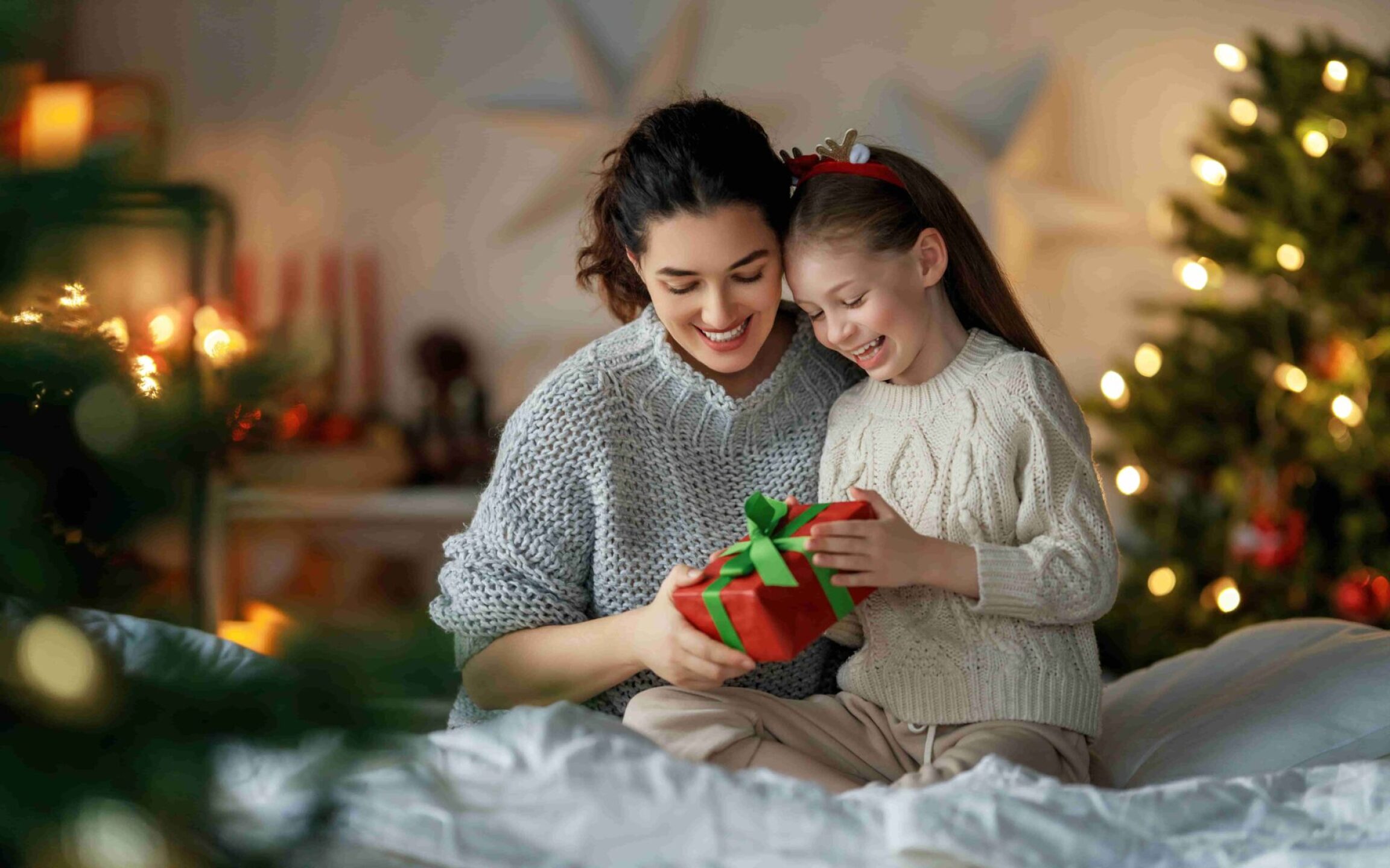 family-celebrating-christmas-2023-11-30-23-01-10-utc-1