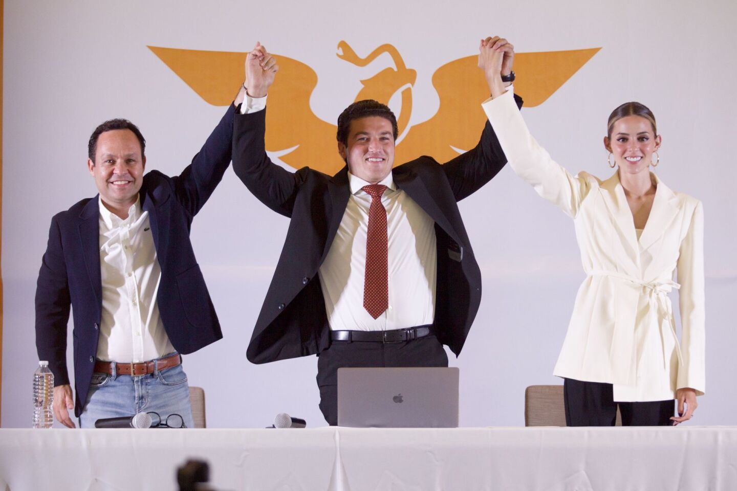 El candidato a la gubernatura de Nuevo León por Movimiento Ciudadano, Samuel García acompañado de su esposa Mariana Rodríguez y el dirigente nacional de MC; Clemente Castañeda ofreció una rueda de prensa donde se declara ganador en las encuestas de salida.