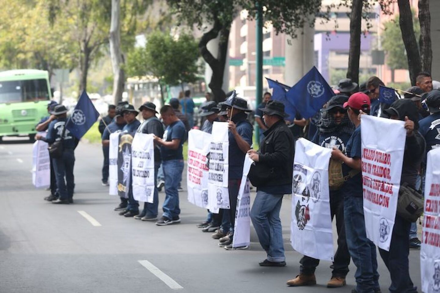 CIUDAD DE MÉXICO, 28AGOSTO2019.- Policías Federales que se han negado a integrarse a la Guardia Nacional, con el argumento de que perderían prestaciones laborales, como antigüedad, se manifestaron bloqueando el Periférico Sur, dirección hacia el norte, para exigir les entreguen sus liquidaciones de ley. FOTO: ARMANDO MONROY /CUARTOSCURO.COM