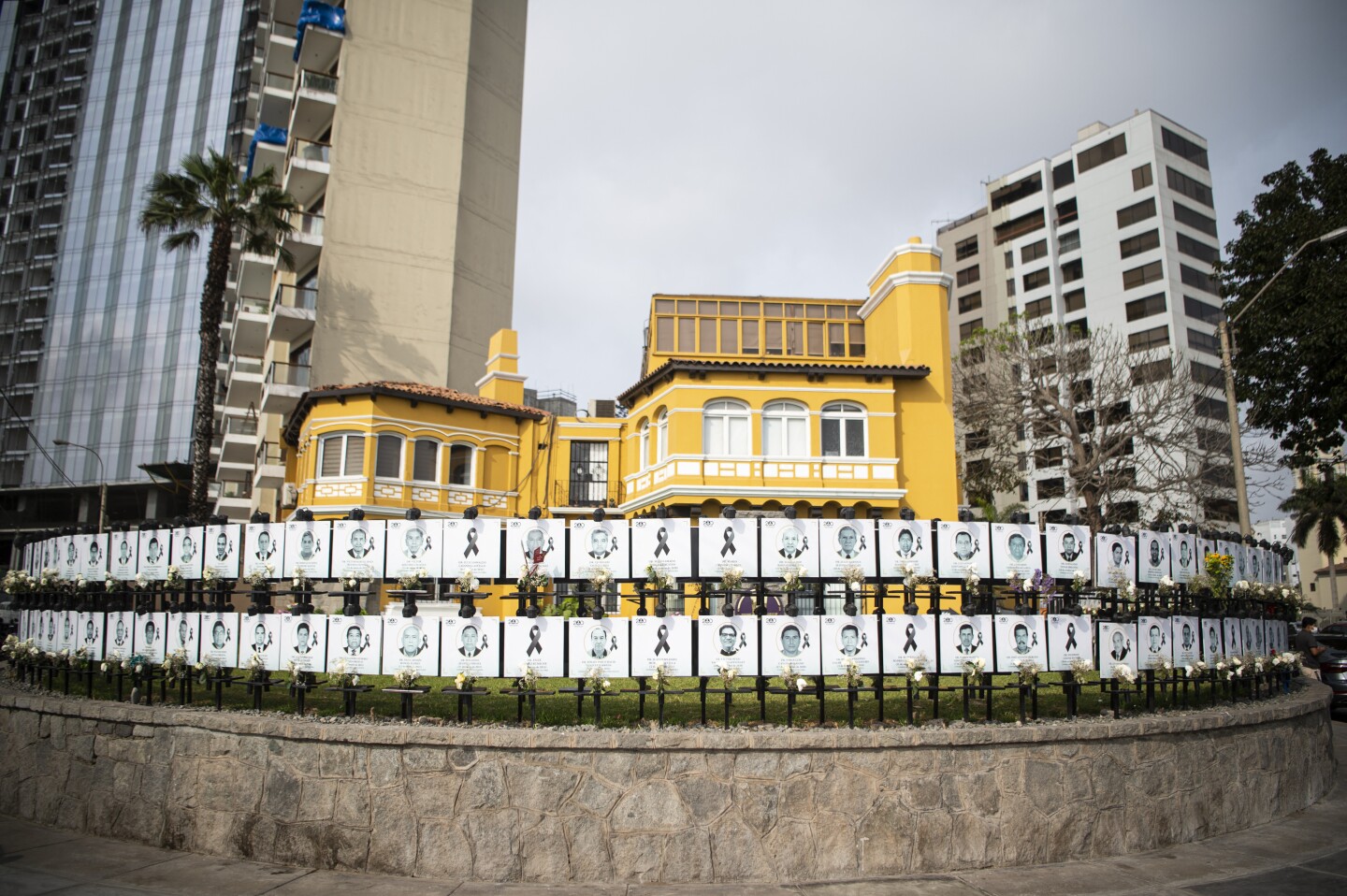 Perú honra con el "Paseo de los Héroes" a los médicos fallecidos por Covid