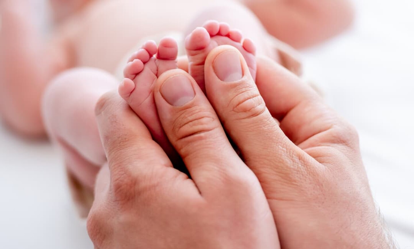 mother-holding-newborn-baby-feet-2023-11-27-05-33-42-utc (1)
