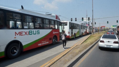 ECATEPEC, ESTADO DE MÉXICO, 13MARZO2018.- Habitantes de las colonias Valle de Ecatepec y Ampliación Joyas bloquearon la avenida Central y avenida R1 por que denuncian que desde hace un mes no tiene agua, señalaron que están cansados de ue les suministren el vital líquido a través de pipas, los inconformes afectaron el paso de la unidades del Mexibus. FOTO: ARMANDO MONROY /CUARTOSCURO.COM
