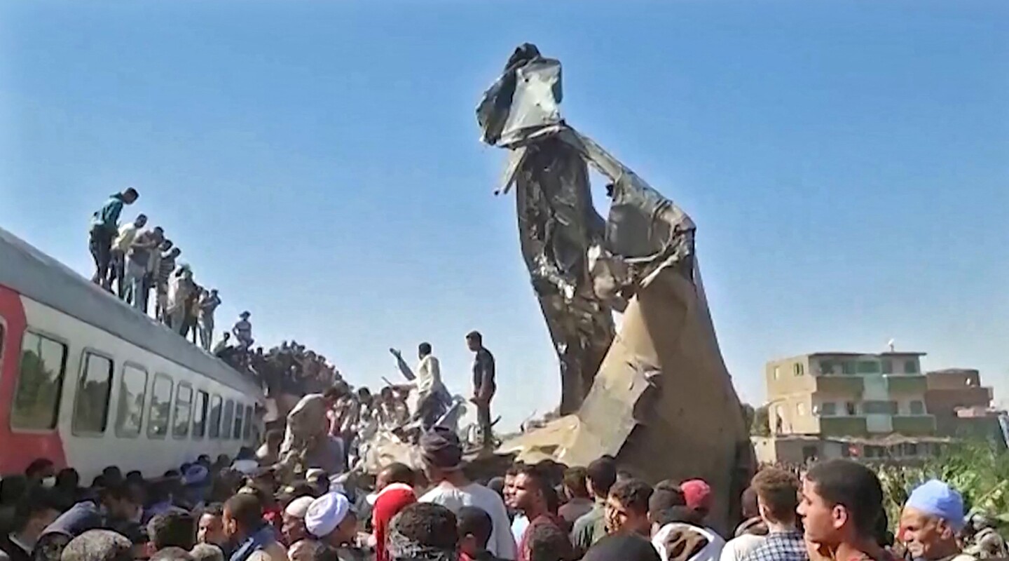 Choque de dos trenes deja 32 muertos y 66 heridos en Egipto