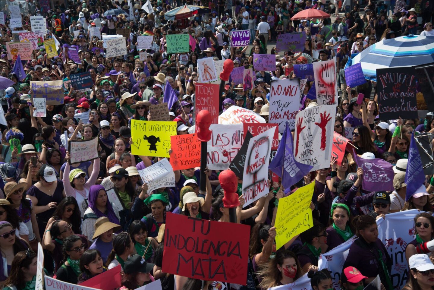 Cientos de mujeres salieron a marchar para conmemorar el Día Internacional de la Mujer