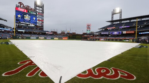 Aplazan para mañana martes el tercer partido de la Serie Mundial por lluvia
