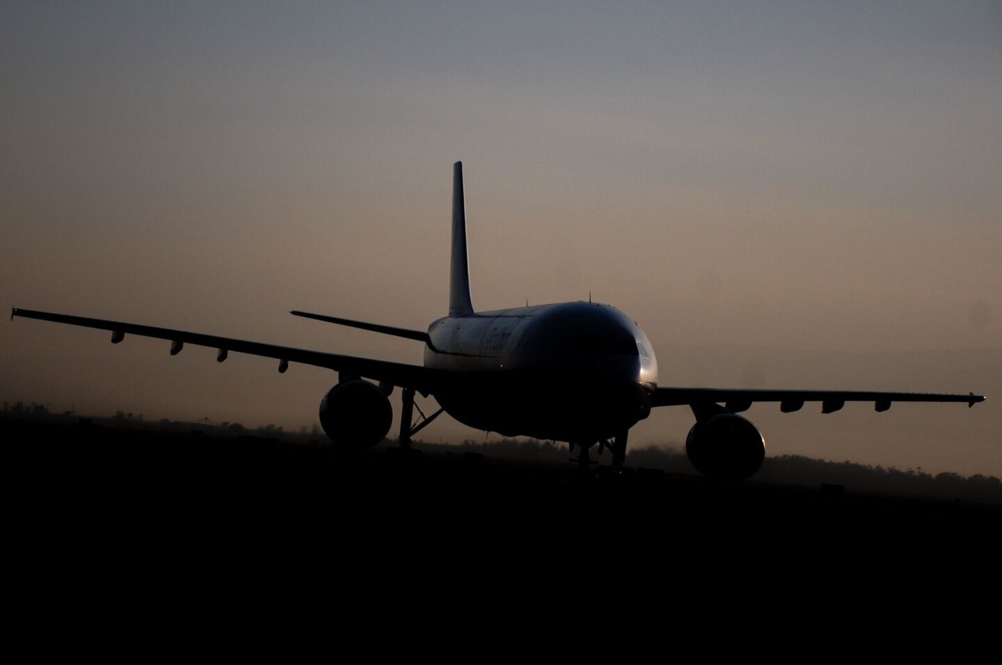 Un avión aterriza en el AICM durante la mañana de este martes.