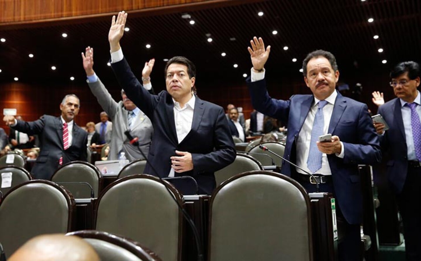 El diputado Ignacio Mier (derecha) se perfila para ser el próximo coordinador de la bancada de Morena, en sustitución de Mario Delgado, quien se pedirá licencia para dirigir a Morena.