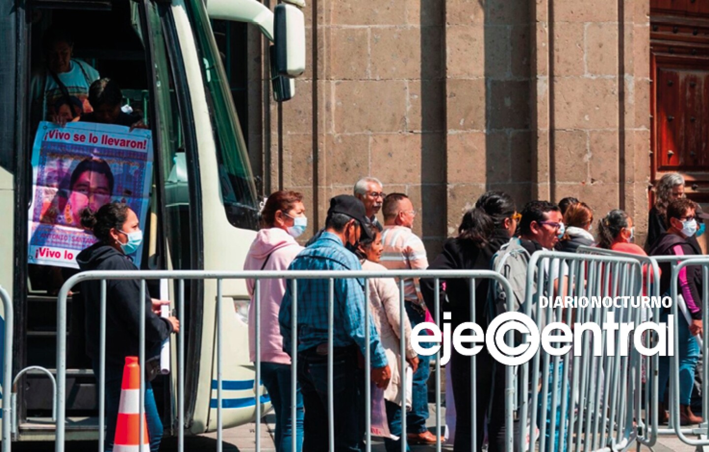 3-Promo-Dossier-Padres-de-los-43-salen-insatisfechos-de-Palacio