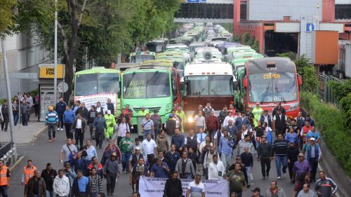 CIUDAD DE MÉXICO, 03SEPTIEMBRE2019.- Trabajadores del transporte público de diversas rutas de la capital marcharon de 4 puntos de la ciudad: La Raza, Tlalpan, Constituyentes, del metro Puebla, rumbo al zócalo para exigirle al Gobierno de la Ciudad de México un aumento a las tarifas amagaron con realizar más protestas si no son escuchadas sus demandas, las movilizaciones provocaron gran caos vial. FOTO: ARMANDO MONROY /CUARTOSCURO.COM