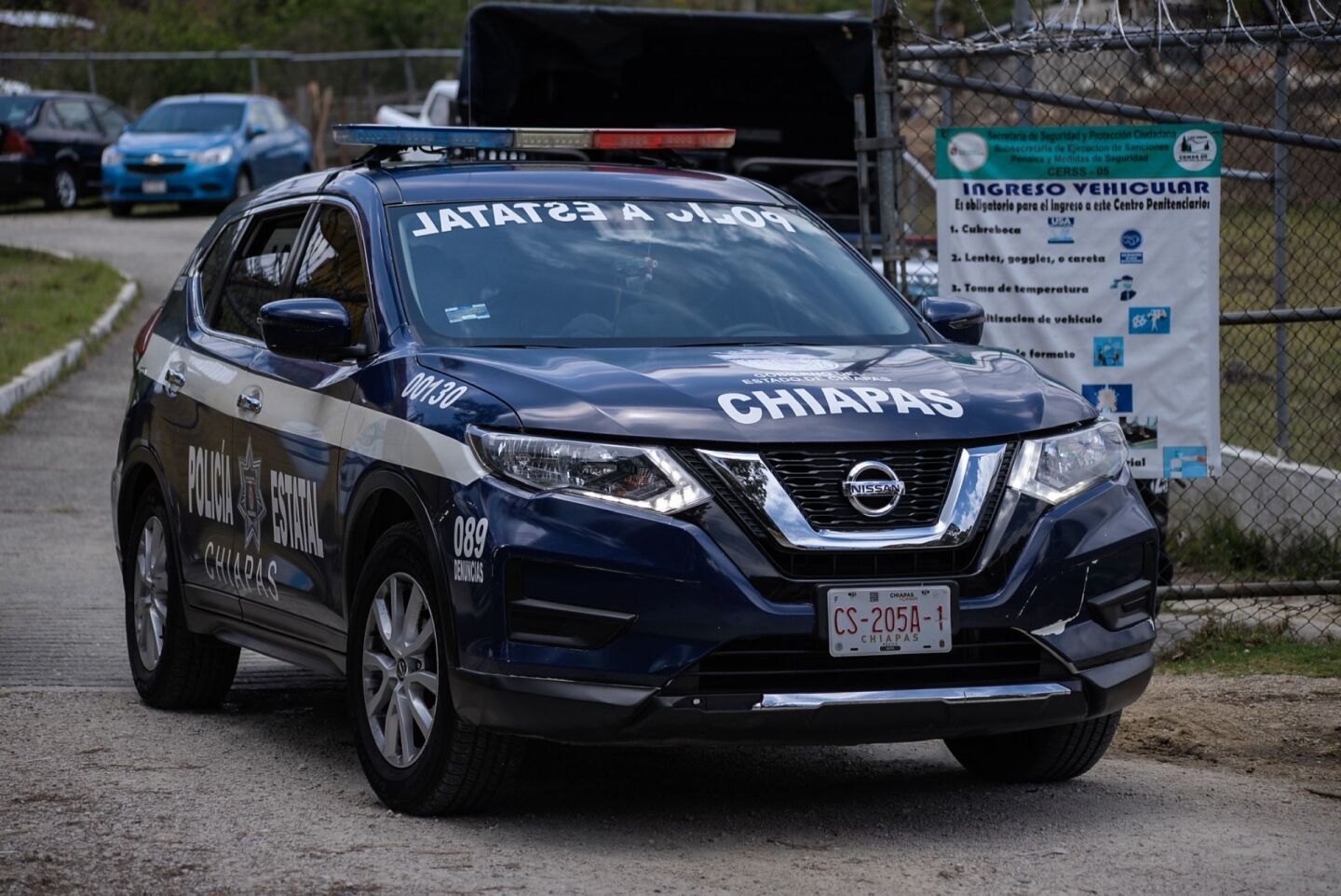 Elementos de la Policía Estatal acuden a las instalaciones del Cerss 5 después del reporte de una riña al interior.