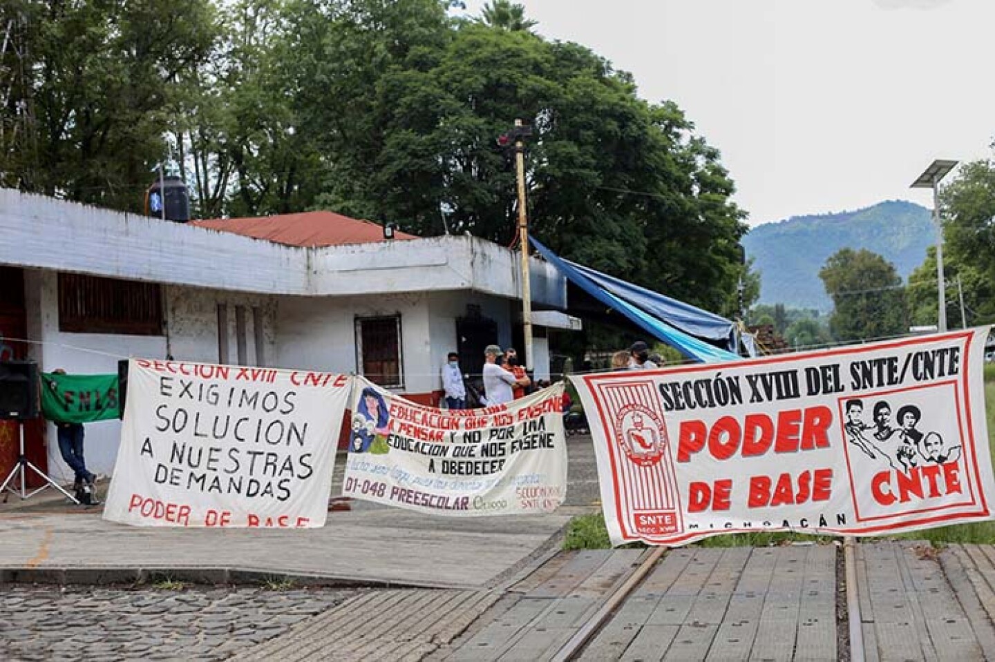Segundo día consecutivo en el que los maestros de la CNTE en Michoacán bloquean las vías.