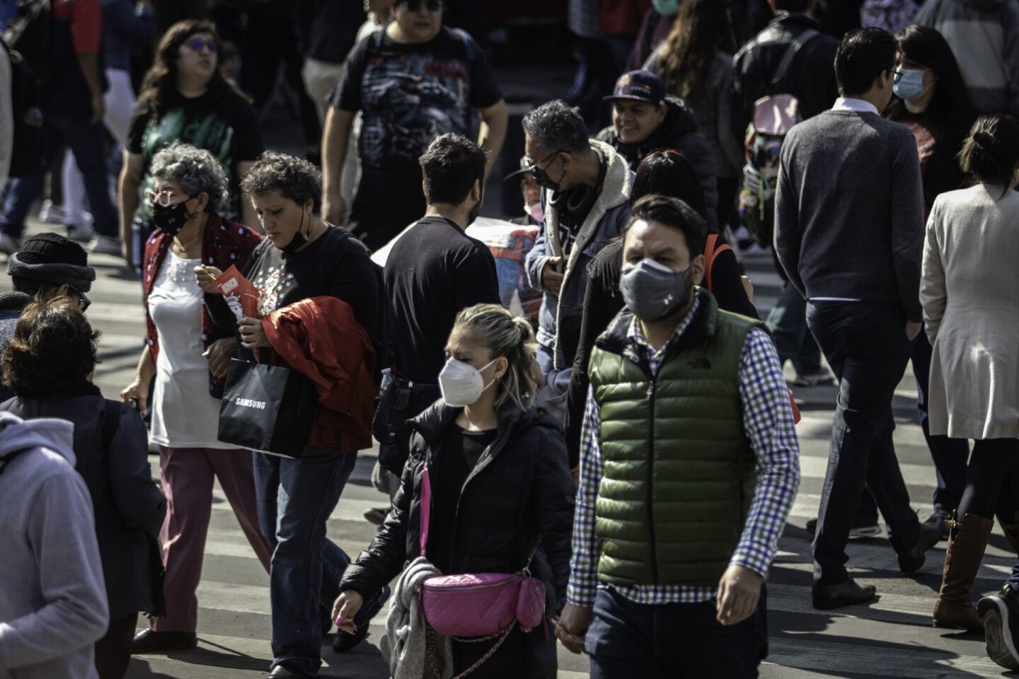 Con una ocupación hospitalaria a nivel nacional es del 59% y de acuerdo a las cifras más recientes de la Secretaría de Salud, México registra 136 mil 917 defunciones confirmadas por Covid-19, con una tasa de letalidad del 8% (defunciones) en la semana 53 de la pandemia. En la Centro histórico las visitas siguen abarrotando las principales calles con uso de cubrebocas a elección.