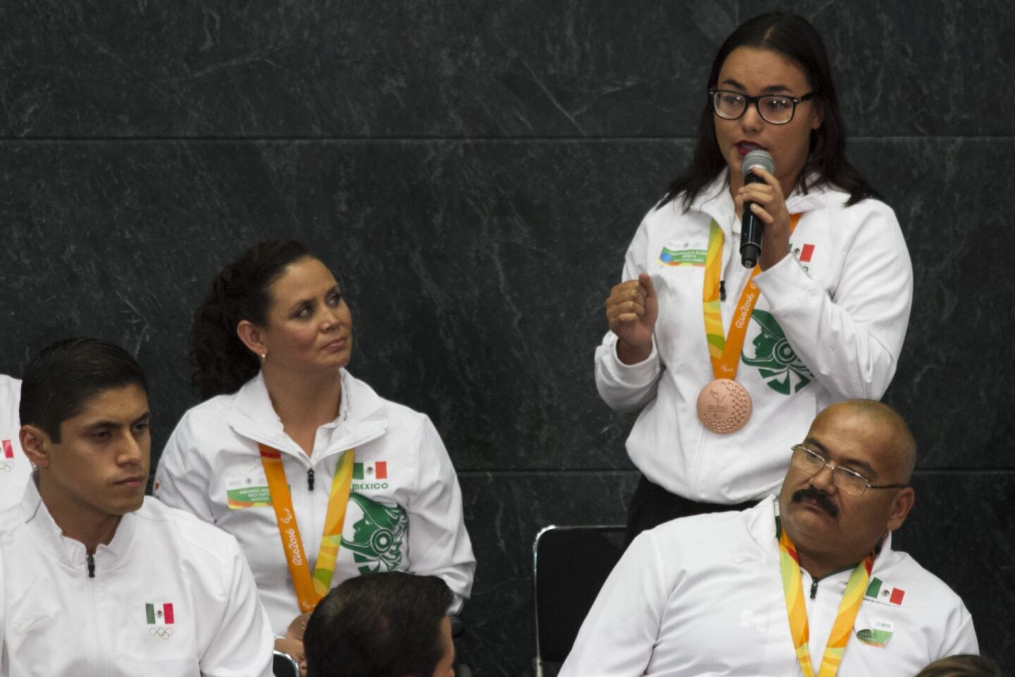 CIUDAD DE MÉXICO, 27SEPTIEMBRE2016.- La medallista de bronce en lanzamiento de bala, Rebeca Valenzuela, durante su participación en la reunión que sostuvó la delegación mexicana de "Río 2016" con el Jefe del Ejecutivo, Enrique Peña Nieto, en la residencia oficial de Los Pinos.FOTO: MOISÉS PABLO /CUARTOSCURO.COM