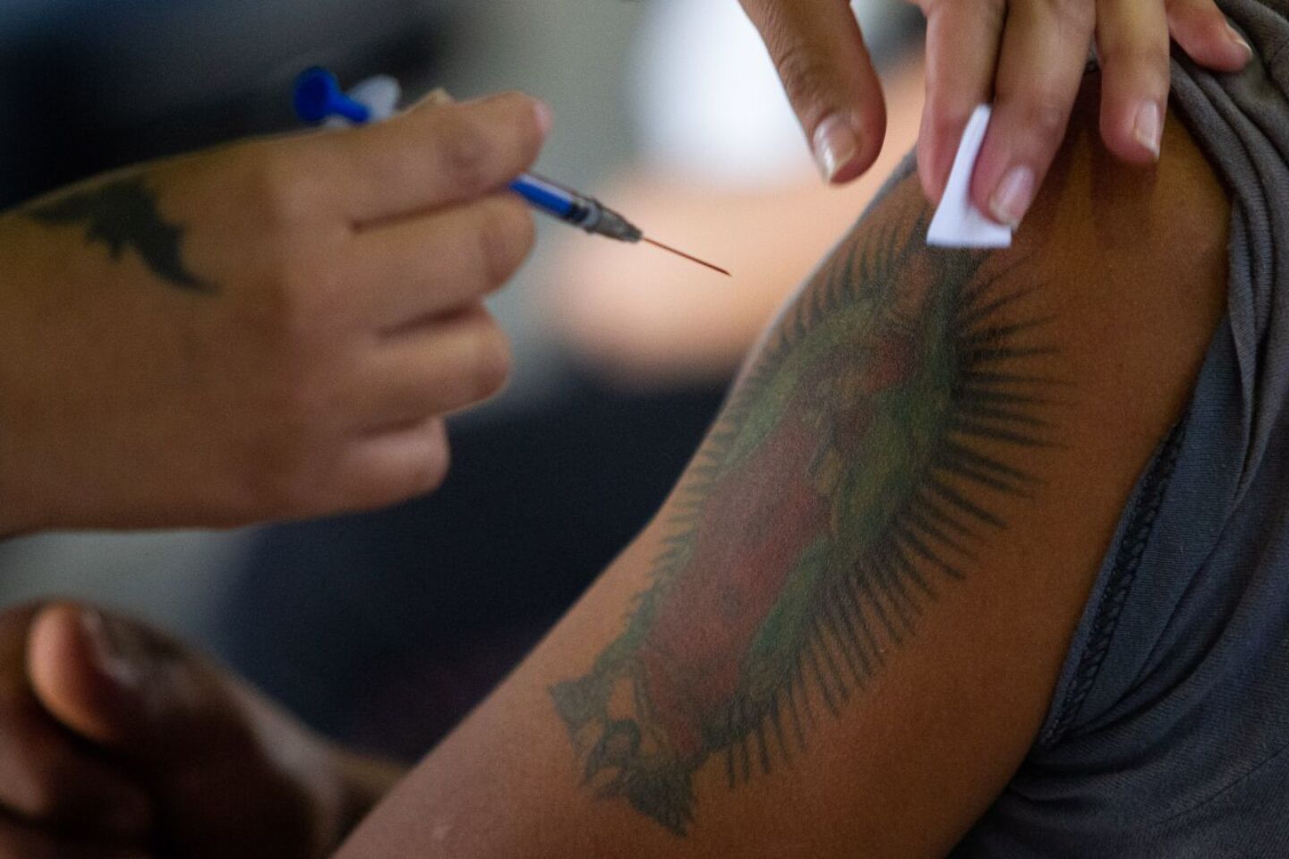 Un adulto recibió la primera dosis de la Vacuna Sputnik V contra Covid-19 en el Palacio de los Deportes