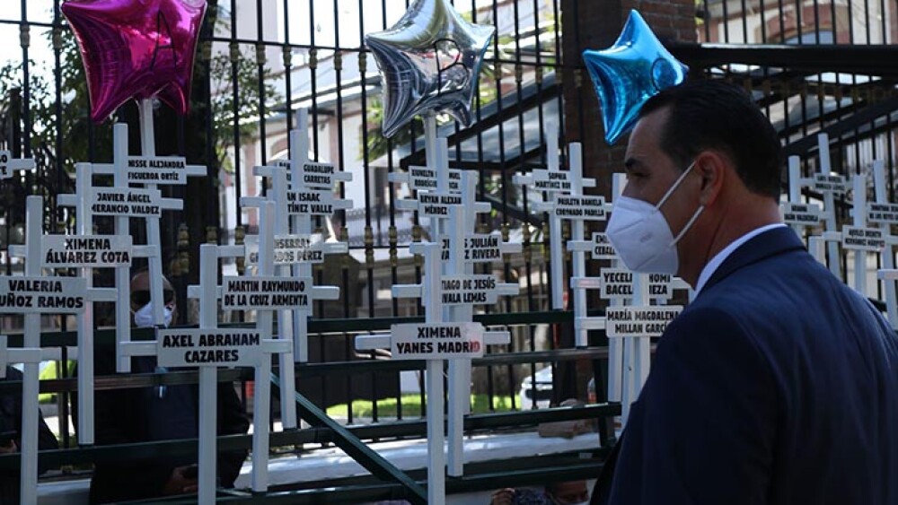 Padres y madres de los infantes fallecidos en el incendio de la Guardería ABC permanecen en plantón frente a la Secretaría de Gobernación en exigencia de que continúen con las investigaciones.