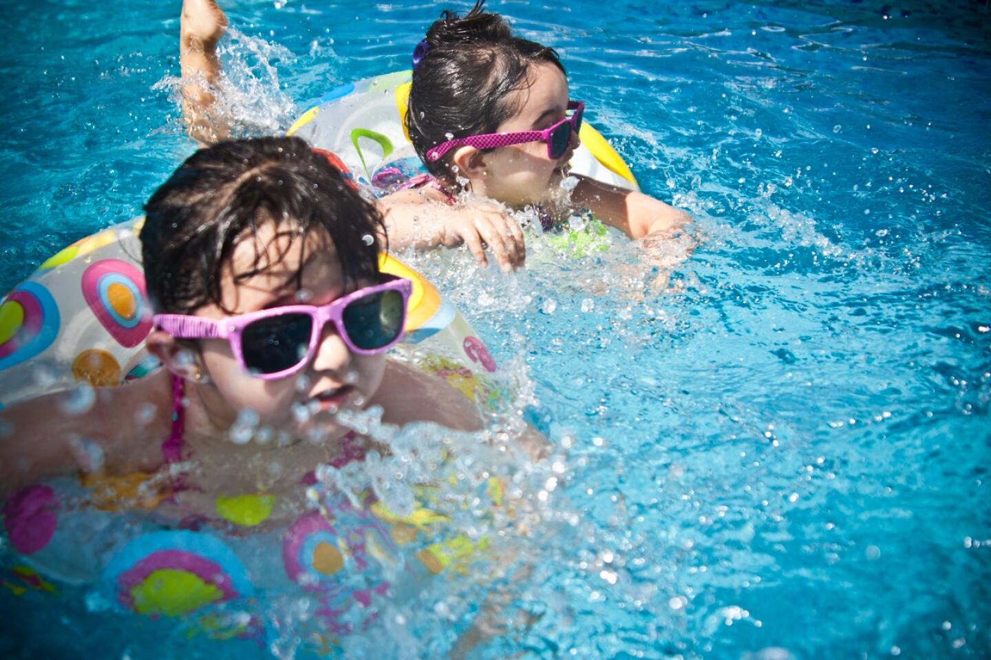 vacaciones-verano-alberca-niñas