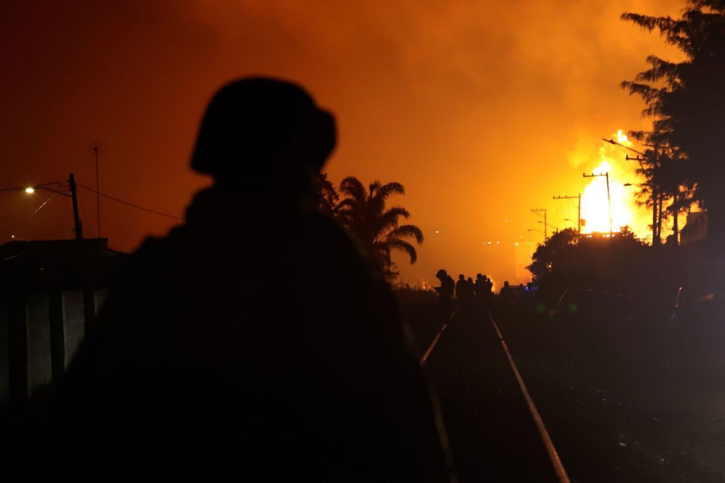 Una fuga en una toma clandestina de gasolina causó una explosión que dejo un saldo preliminar de un muerto y varios heridos, además de decenas de casas afectadas en la Junta Auxiliar de San Pablo Xochimehuacán.