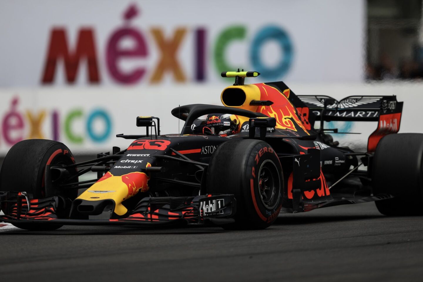 CIUDAD DE MÉXICO, 28OCTUBRE2018.- El piloto holandés Max Verstappen se mantuvo puntero toda la carrera y terminó en primer lugar en el Gran Premio de México, realizado en el Autódromo Hermanos Rodríguez; mientras que el inglés Lewis Hamilton se coronó campeón mundial, luego de finalizar cuarto; asimismo, el mexicano Sergio Pérez no pudo terminar la carrera por problemas con su vehículo. FOTO: ISAAC ESQUIVEL /CUARTOSCURO.COM