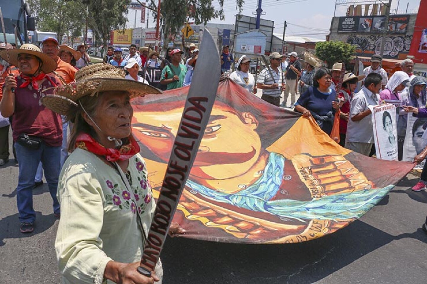 CHICOLOAPAN, ESTADO DE MÉXICO, 04MAYO2016.- Integrantes del Frente de Pueblos en Defensa de la Tierra y organizaciones en defensa de la tierra, agua y bosques del Estado de México, marcharon de San Salvador Atenco hacia el Ángel de la Independencia, en