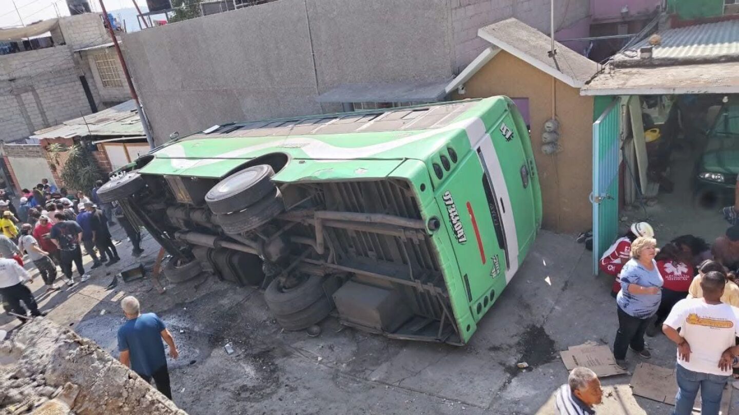 Volcadura camión Tlalnepantla.jpg