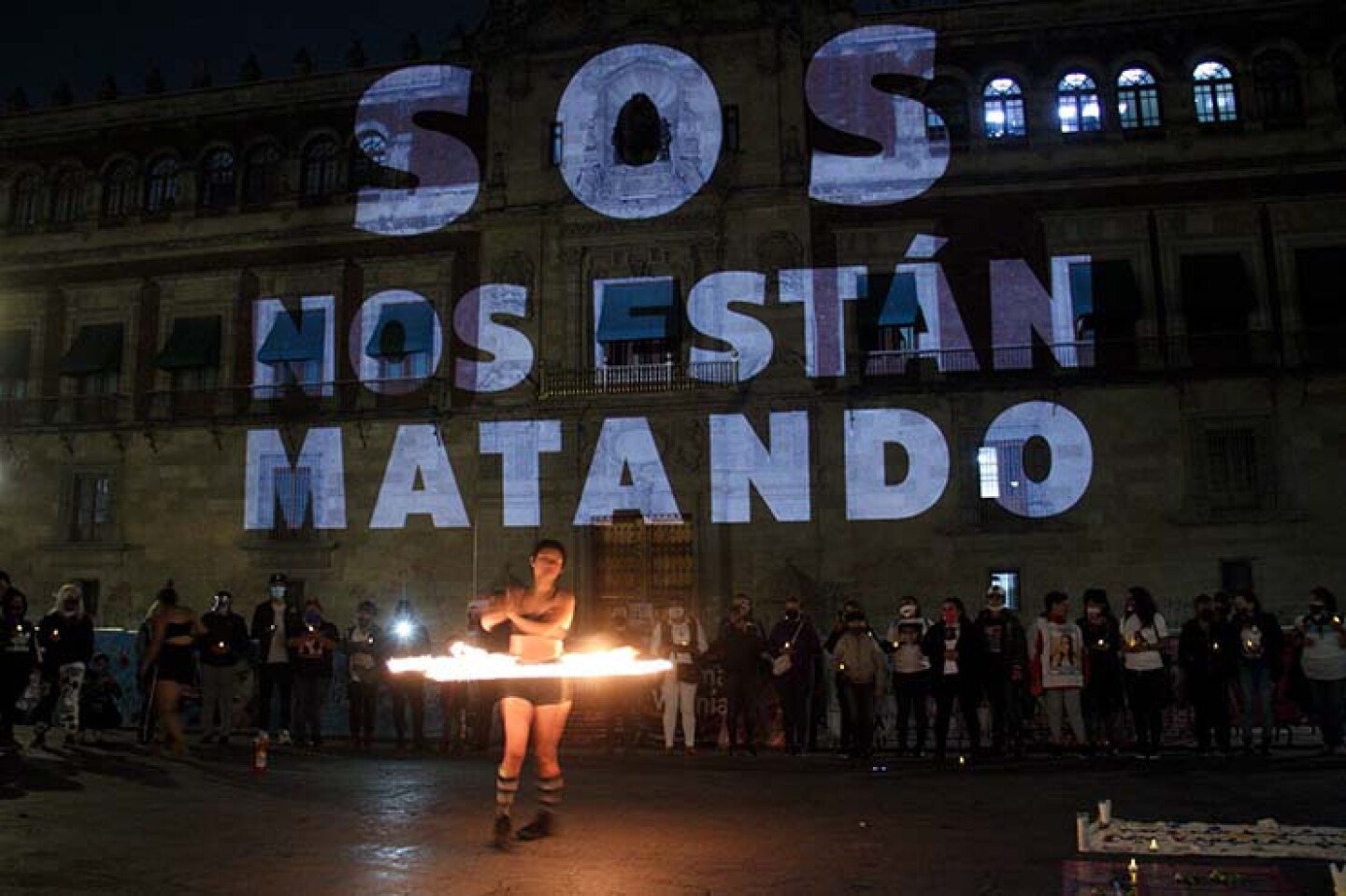 Madres de víctimas de feminicidio y desaparición forzada realizaron una velada frente a Palacio Nacional donde realizaron una ofrenda acompañada de proyecciones