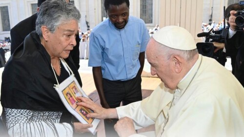 maria-herrera-papa-francisco-tw