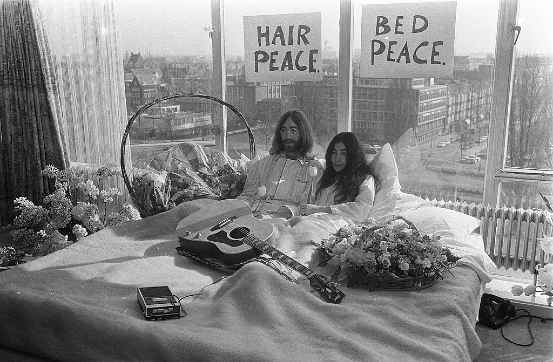 1024px-John_Lennon_en_zijn_echtgenote_Yoko_Ono_op_huwelijksreis_in_Amsterdam._John_Lenn_Bestanddeelnr_922-2302