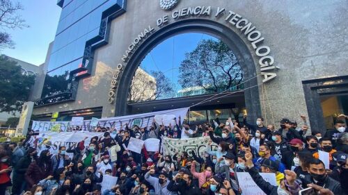 Estudiantes y docentes se manifiestan a las afueras del CONACYT.