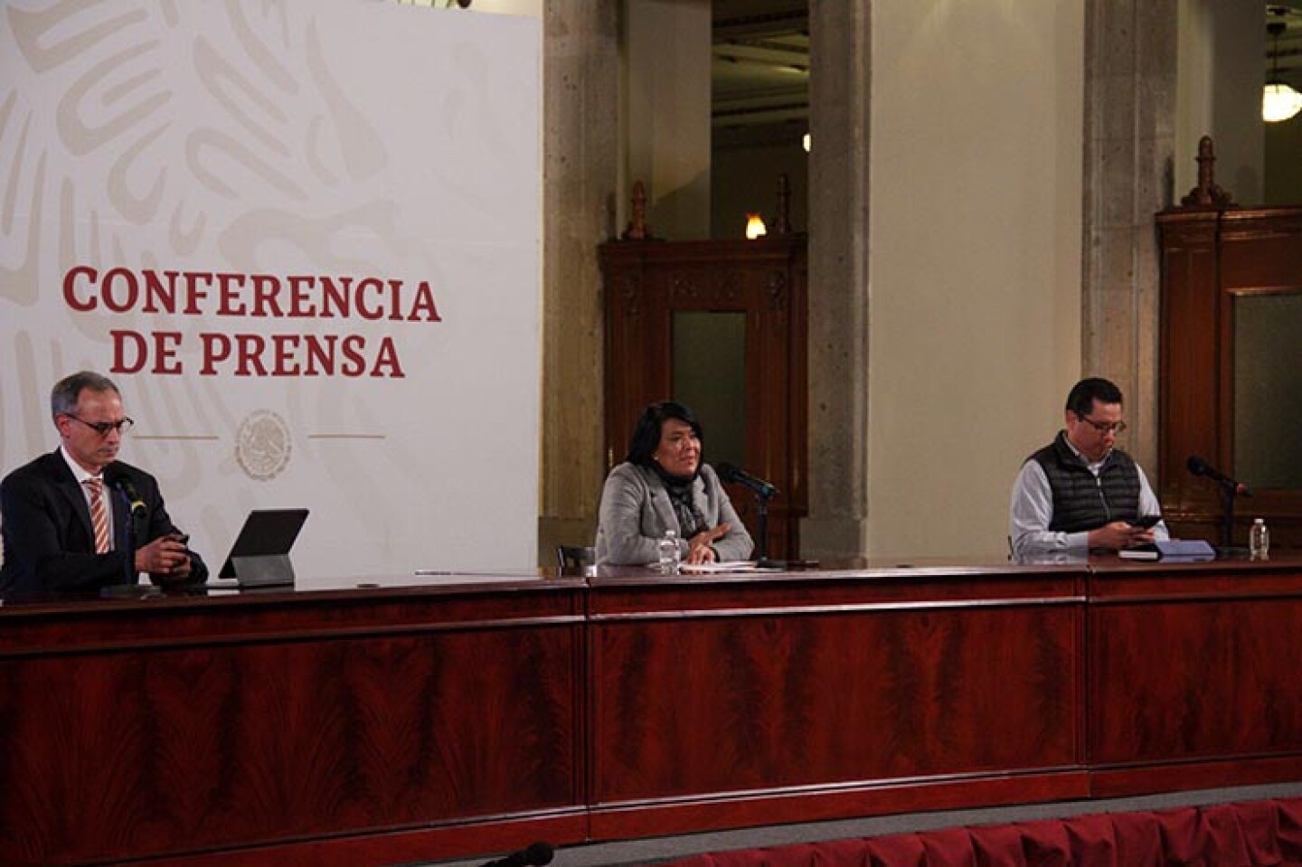 Hugo López-Gatell Ramírez, subsecretario de Prevención y Promoción de la Salud; José Luis Alomía Zegarra, director de epidemiología de la Secretaría de Salud y Rocío García Pérez, directora del sistema Nacional Dif, durante la conferencia de in