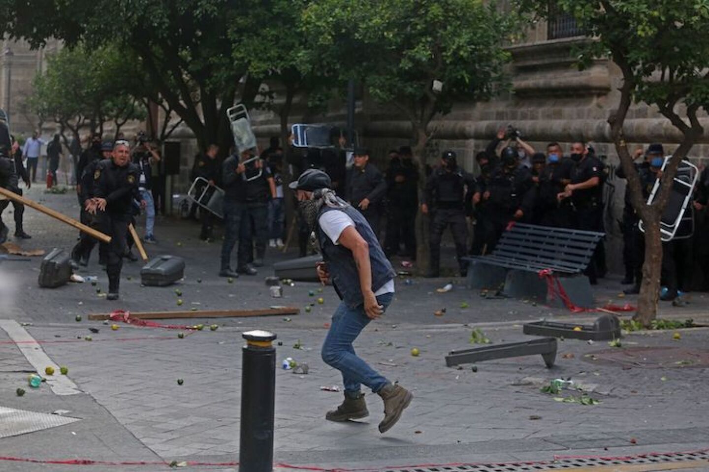 Manifestantes quemaron patrullas y pintaron el palacio municipal de Guadalajara para exigir justicia por el asesinato de Giovanni López.