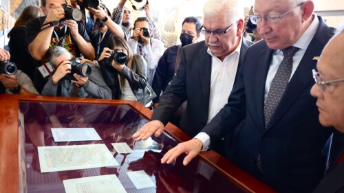 eu_devuelve_a_mexico_manuscrito_de_hernan_cortes