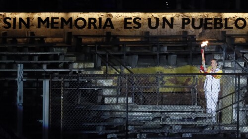 El fuego entra por la misma puerta por la que ingresaron los detenidos de la dictadura