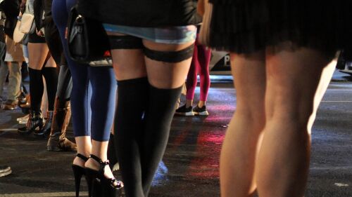 Sexoservidores y servidoras bloquean calzada de Tlalpan en protesta por los abusos de autoridad que se registra contra estas personas, por parte de policías del sector, en alcaldía de Benito Juárez.