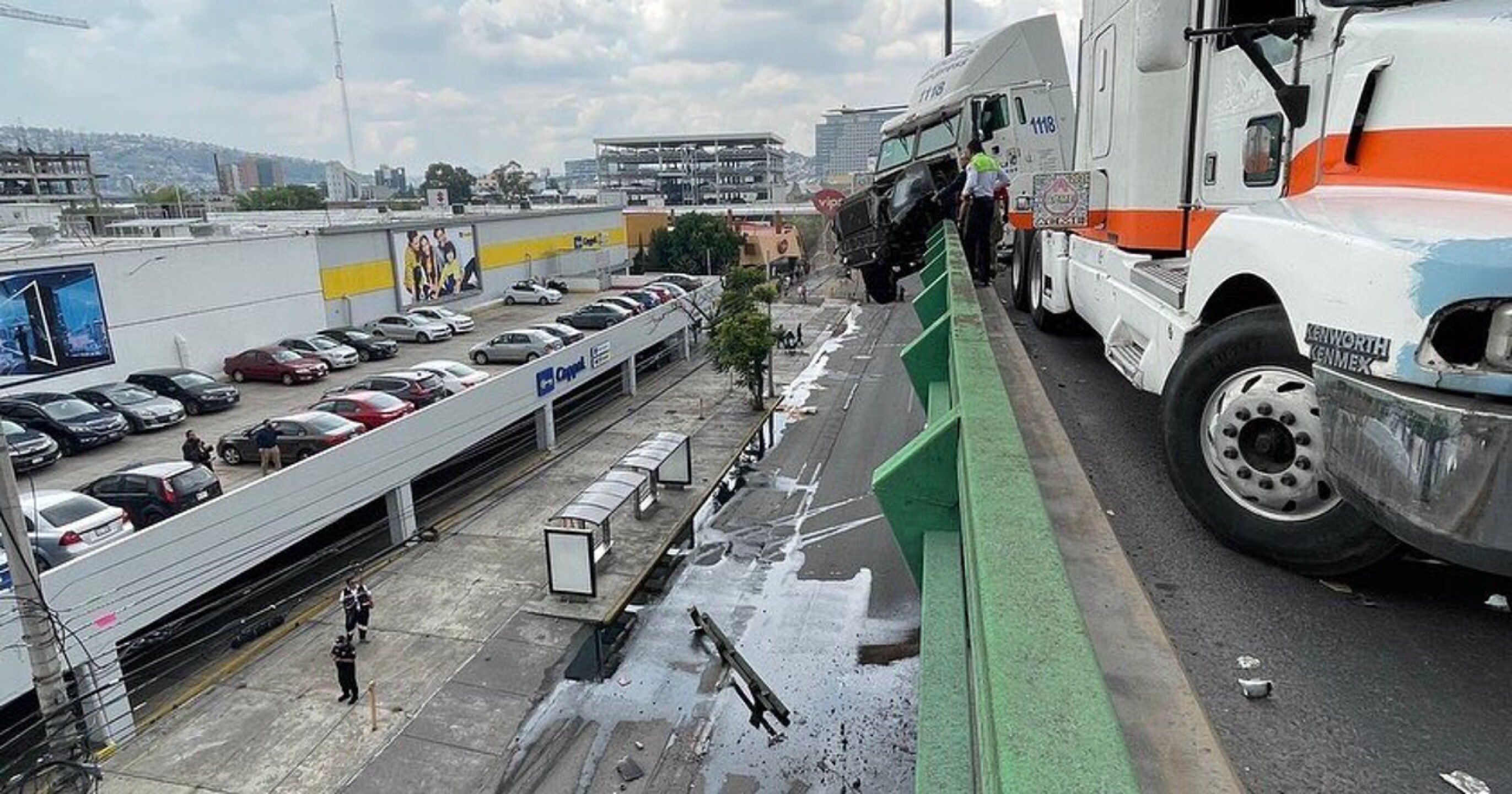 accidente-en-tlalnepantla-trailer-puente-en-la-avenida-gustavo-baz-1