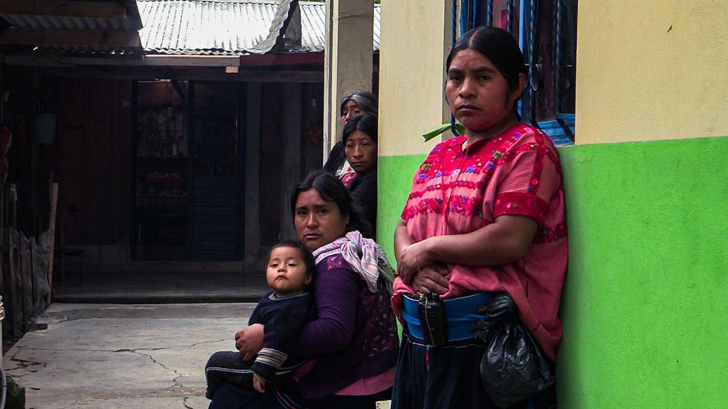 Miles de tzotziles dejan sus casas en Chiapas por el temor a ataques armados