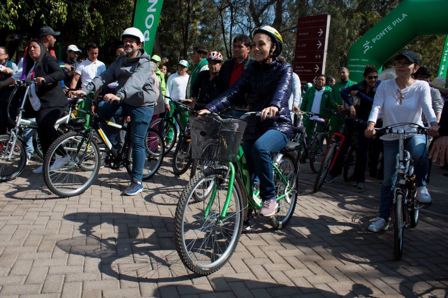 Claudia Sheinbaum Pardo, jefa de Gobierno y Mariana Robles García, Secretaria de Medio Ambiente, realizaron un recorrido en bicicleta, durante la entrega de obras de recuperación del Bosque de Aragón.
