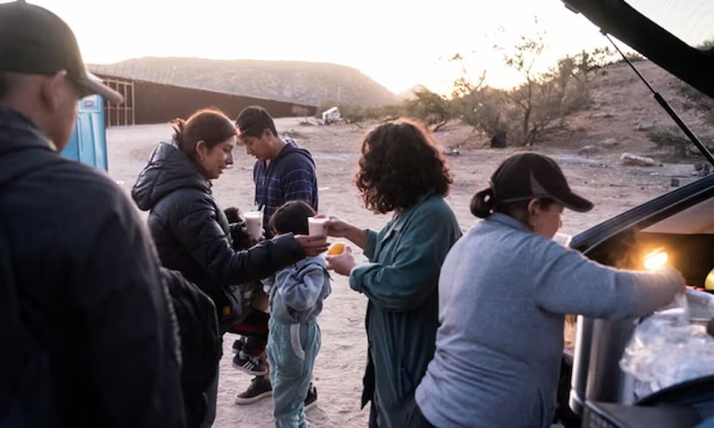 Migrantes reciben comida de voluntarios en Jacumba Hot Springs, California, el 11 de noviembre. Foto: Go Nakamura/Reuters