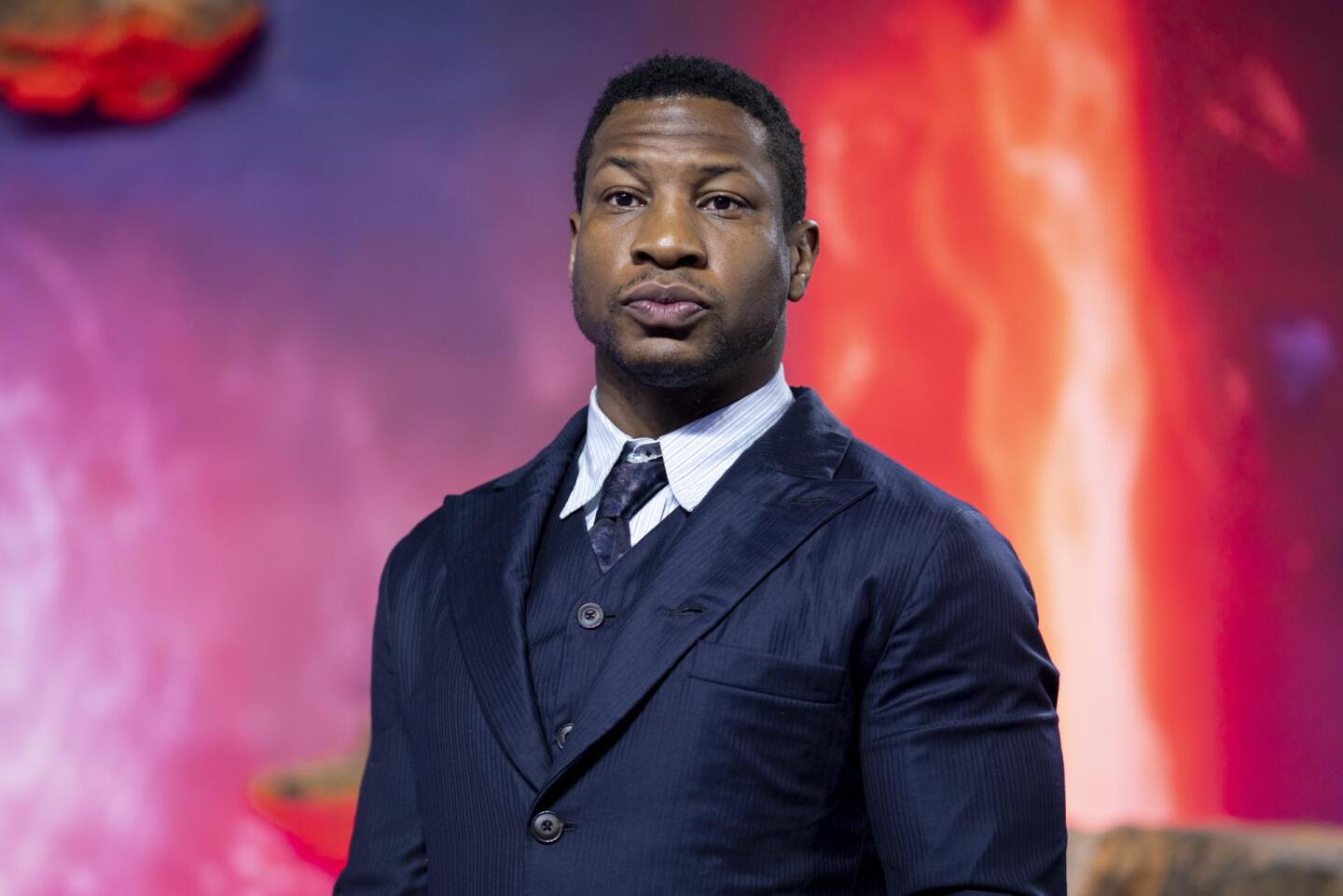 El actor Jonathan Majors comparece en un caso por violencia machista, que su defensa niega