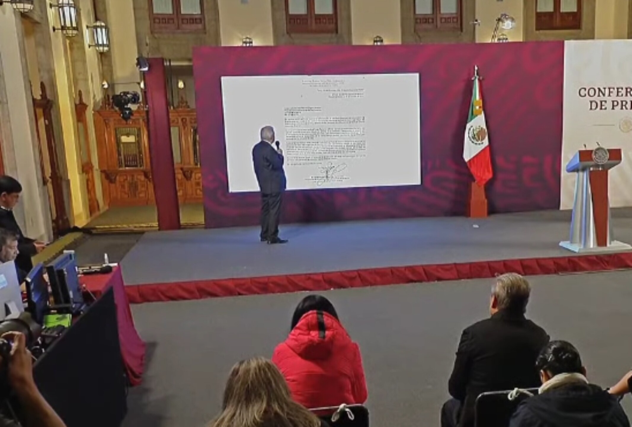 amlo-muestra-carta-de-norma-pina