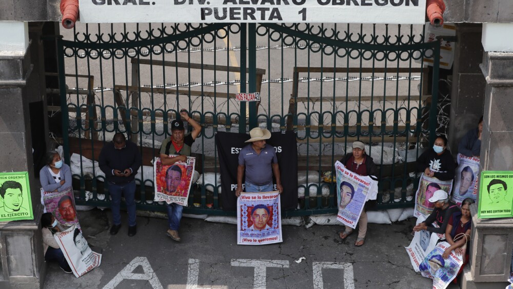 Padres de desaparecidos de Ayoztinapa en 2014 se plantan frente a sede militar en MÈxico