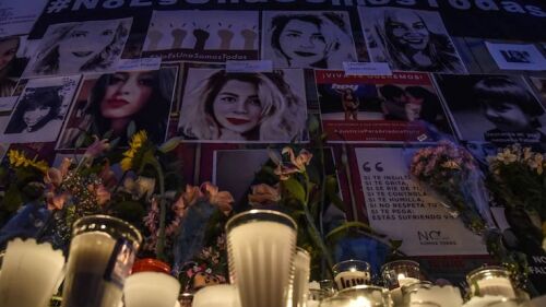 Decenas de mujeres colocaron una ofrenda en las escaleras del Ángel de la Independencia, en homenaje a las víctimas de feminicidios en el país.