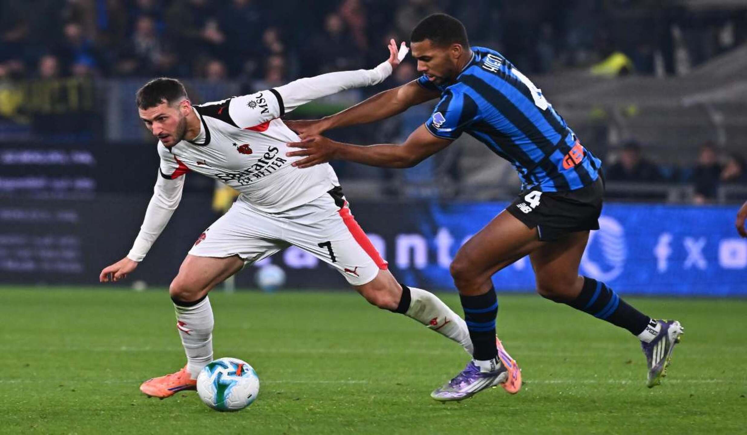 santi-gimenez-lesion-milan-atalanta1.jpg