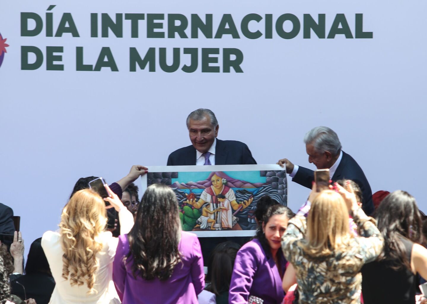 Andrés Manuel Lopez Obrador, presidente de México acompañado de Claudia Sheinbaum Pardo, jefa de Gobierno de la Ciudad; Alejandra Frausto, secretaria de Cultura; Olga Sánchez Corder senadora mujeres del gabinete, gobernadoras y funcionarias se juntaron para conmemorar el 8 de marzo día de la mujer que se llevó a cabo en Palacio Nacional.