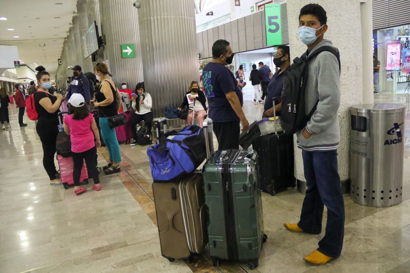 Casi vacío la terminal 1 del aeropuerto internacional Benito Juárez de la Ciudad de México.