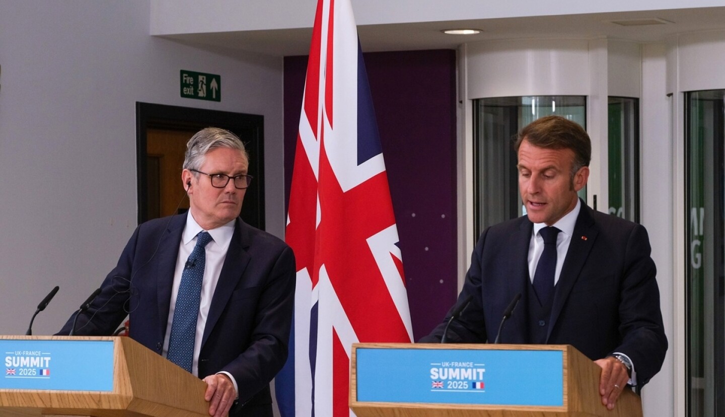 Emmanuel Macron y Keir Starmer.jpg