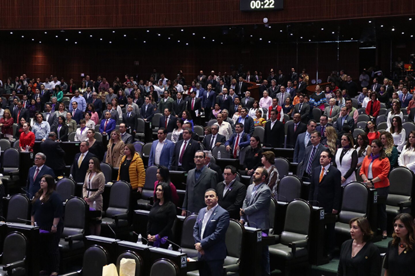 Una pareja de ciudadanos se colaron a la sesión de la Cámara de Diputados, donde extendieron una manta contra el diputado del Partido del Trabajo, Gerardo Fernández Noroña. Los manifestantes fueron retirados por personal de seguridad.