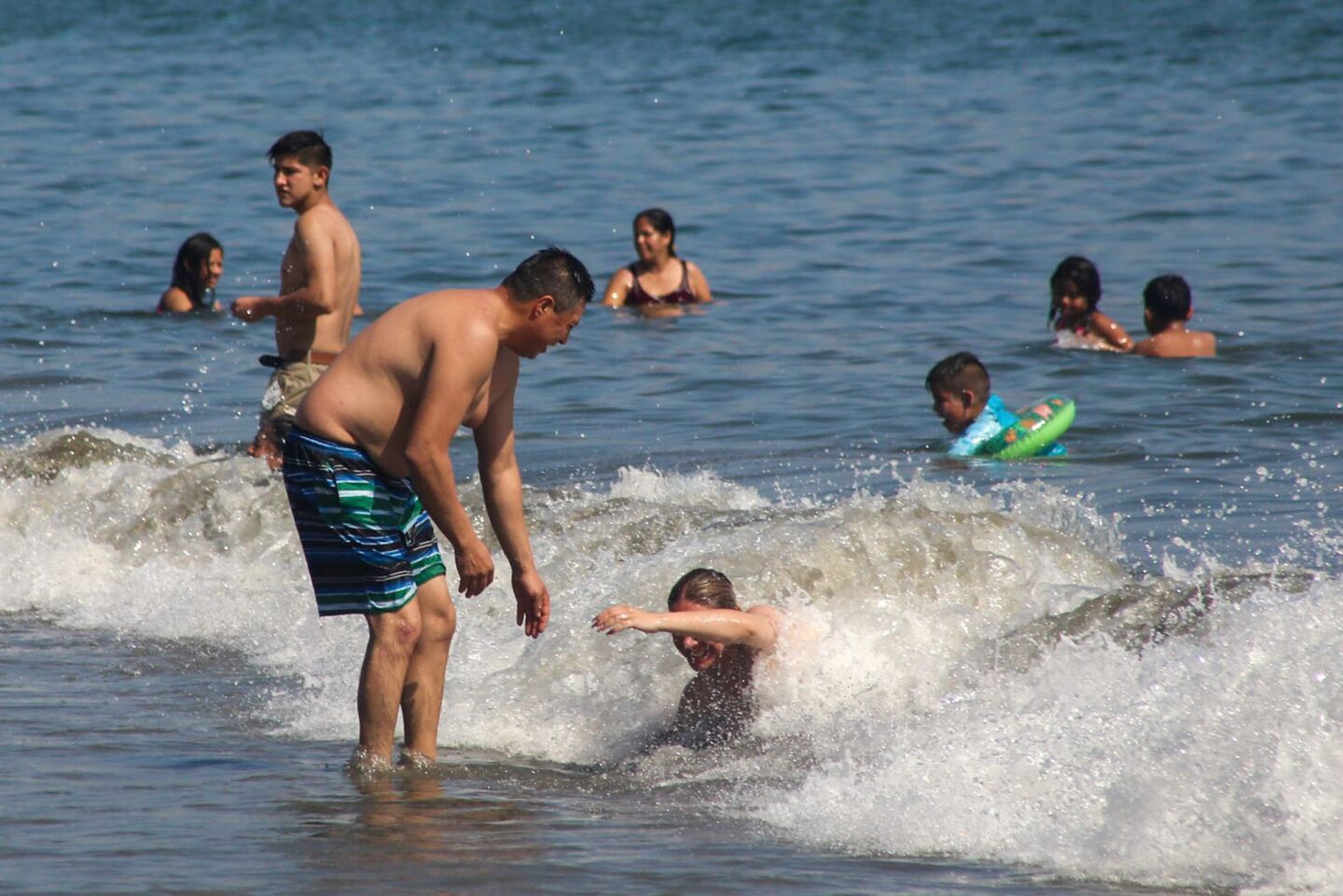 Mueren dos turistas ahogados en playas de Acapulco
